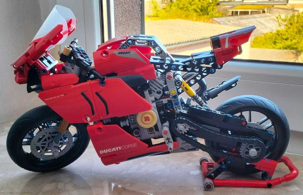 LEGO Technic 42107 Ducati Panigale V4 R