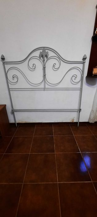 Cama em ferro com 1,80 x 1,20 m