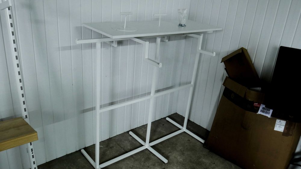 Stojaki gabloty wieszaki