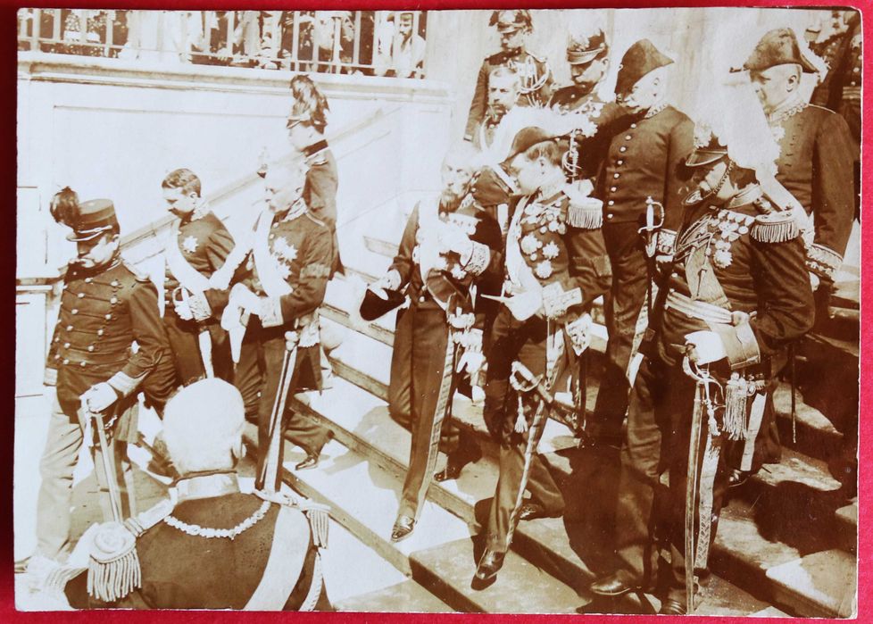 O jovem Rei D. Manuel II de fumo no braço, 1908 (Reserva GVS)