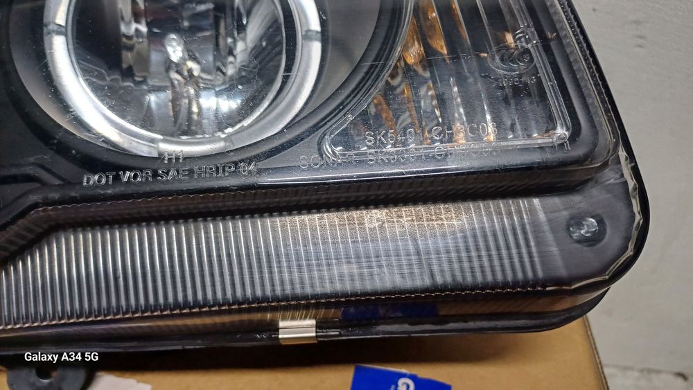 Lampa prawa chrysler 300 C  ring