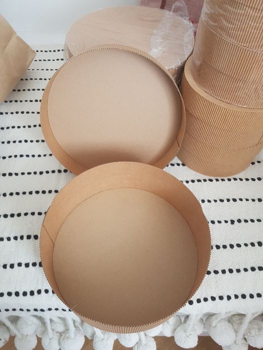Pudelka tekturowe 9 szt, okrągłe, śr. 21,5 i 28,5 cm , wys 10,5cm