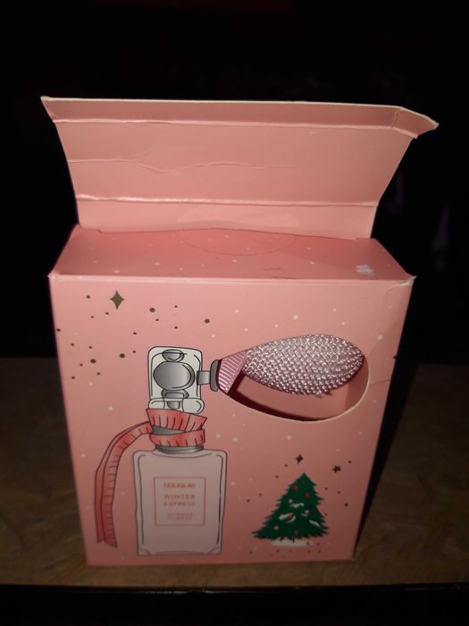 NOWY Brokatowy puder z pompką z DOUGLASA