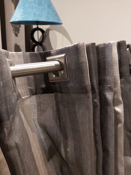 Cortina rigorosamente nova e de muito boa qualidade + varão em inox