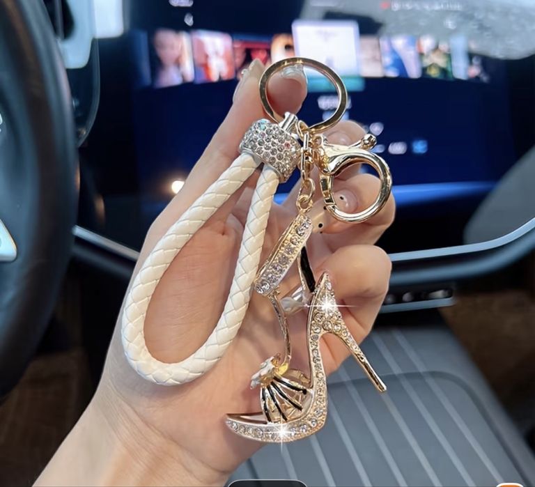Розкішний сяючий брелок для ключів жіночий весь в стразах