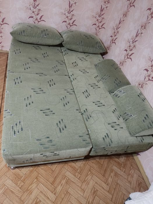 Диван + подушки.