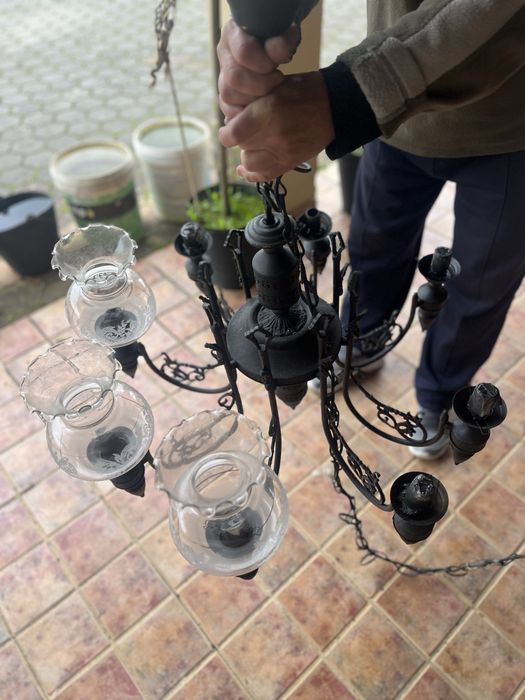 Candeeiro rustico com 8 globos.