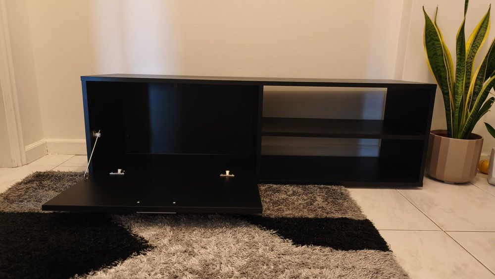 Móvel TV  preto 120 cm de comprimento,35 de profundidade,35 de largura .