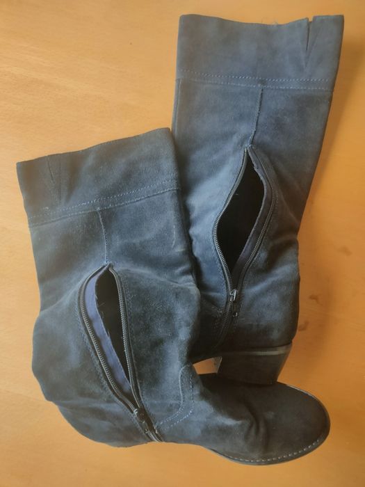 Par de botas usadas, em camurça.