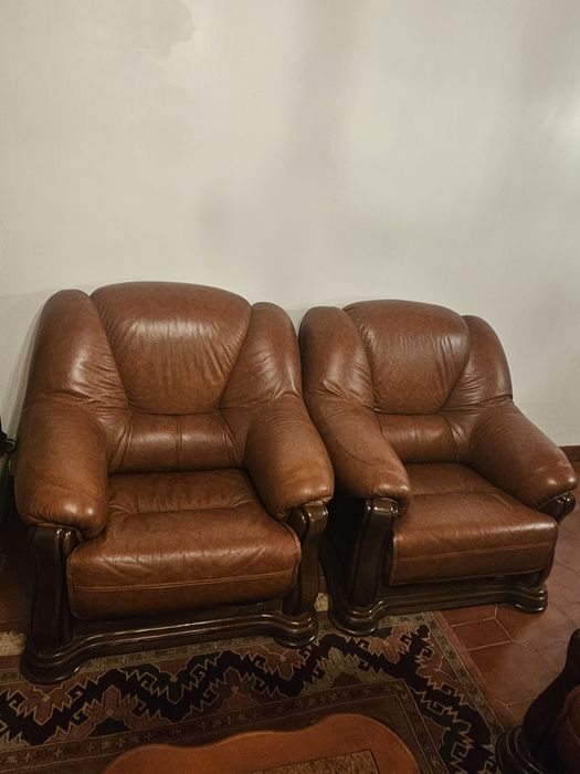 Conjunto sofas em cabedal