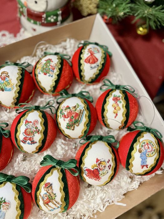 Новорічні іграшки з ручною вишивкою хрестиком