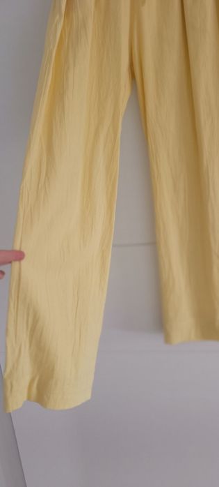 Calças amarelas usadas tamanho L