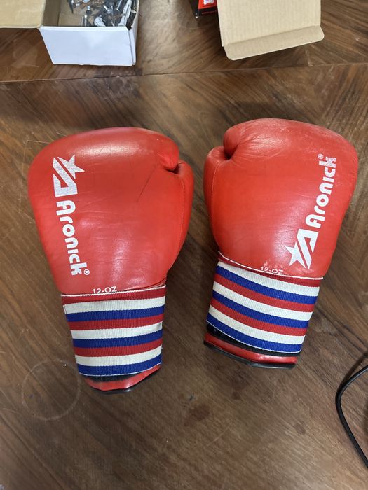 Saco de boxe de areia + par de luvas de 12oz