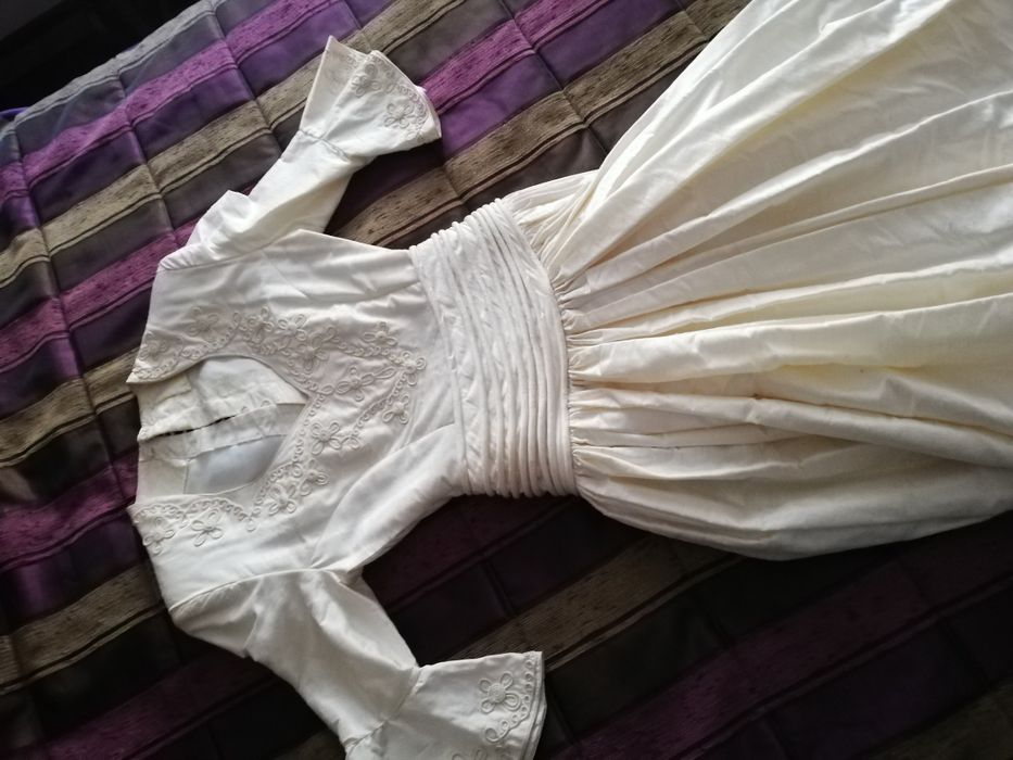 Vestido de noiva e.veu comprido em.seda.selvagem