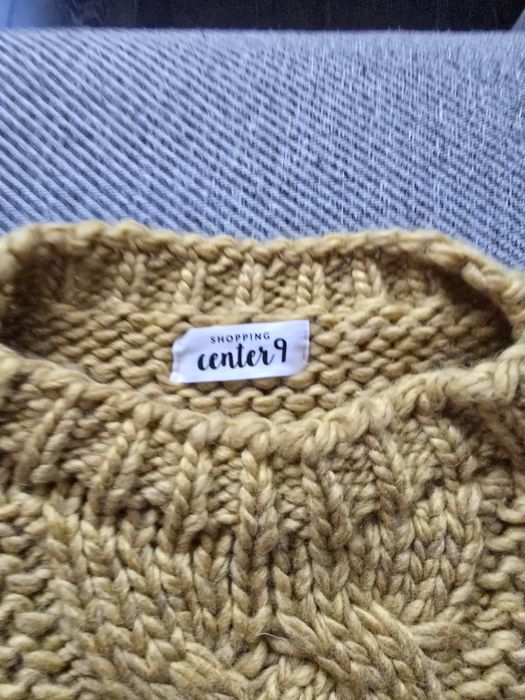 Musztardowy, gruby sweter.