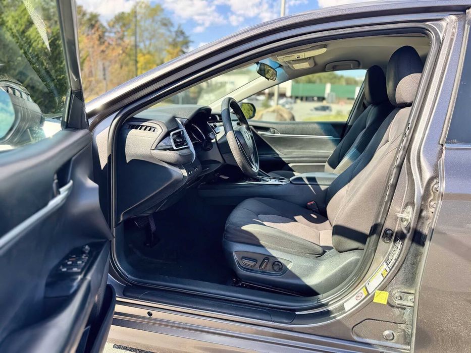 Toyota Camry Hybrid      2019