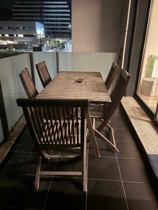 Mesa e 8 cadeiras de exterior em madeira