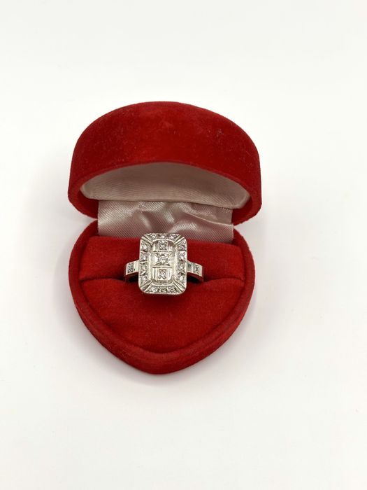 Złoty pierścionek z brylantami