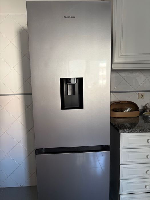 Frigorífico Combinado Samsung No Frost com Dispensador de Água