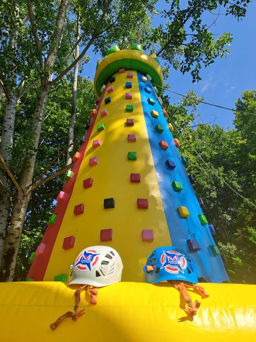 aluguer de insufláveis, torre escalada insuflável, gladiadores