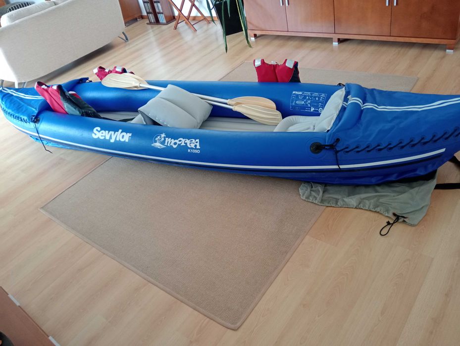 Kayak insuflável, remos e 3 coletes