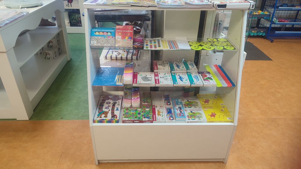 Вітрини, стелажі