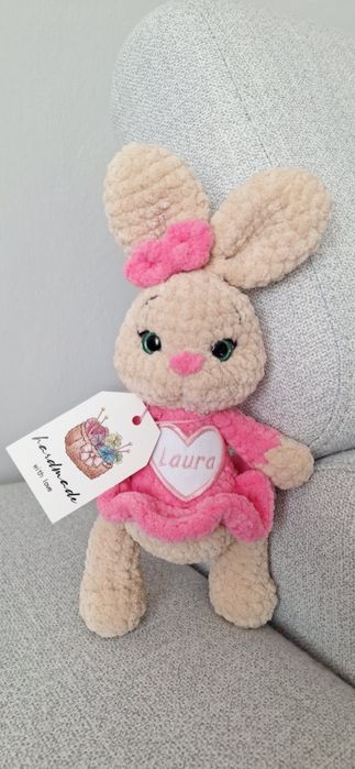 Szydełkowa maskotka z imieniem Laura króliczek