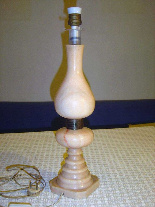 candeeiro de mesa com pé mármore