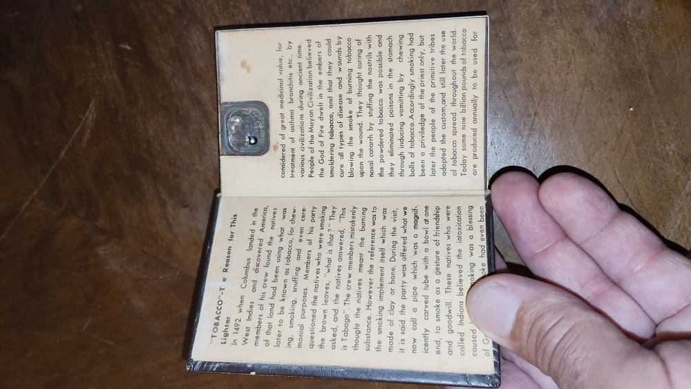 Isqueiro antigo ,  livro