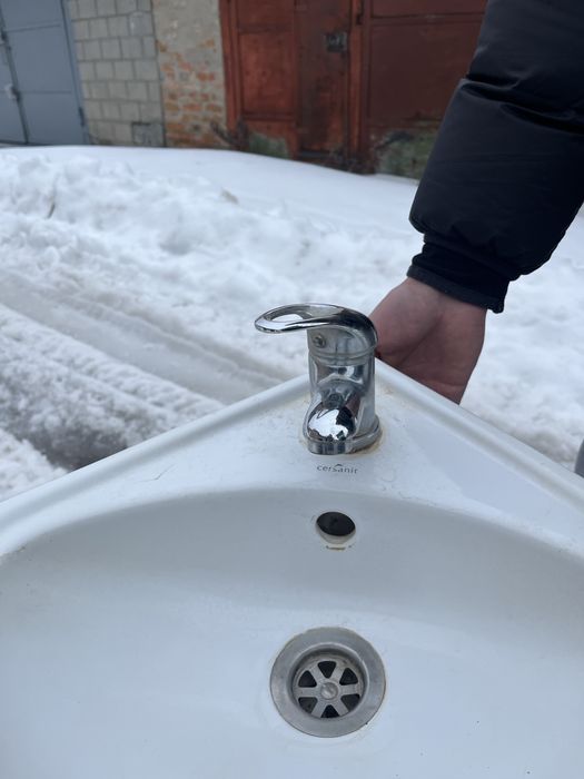 Продам керамічний рукомийник угловий