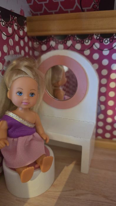 Drewniany domek dla lalek- z mebelkami i 5 mini laleczkami