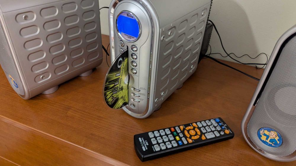 Futurystyczny zestaw audio z pilotem, jak z serialu „Fallout”