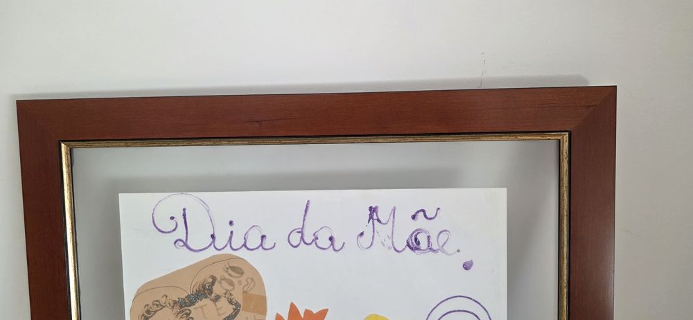Moldura de madeira com vidro duplo.