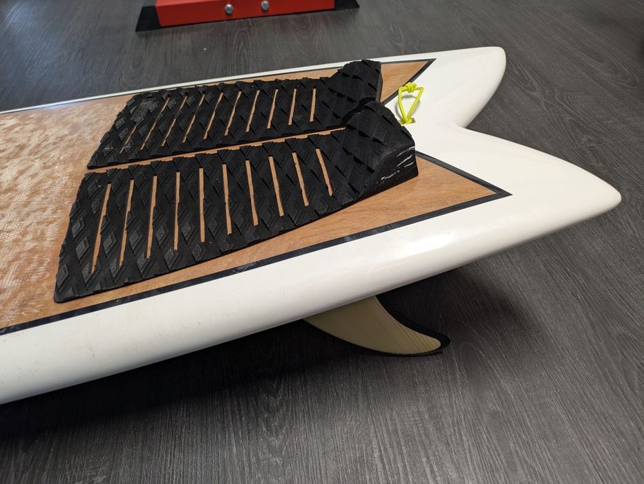 Prancha de surf fish 6’0 twin com quilhas bamboo