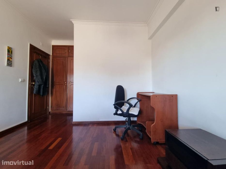 Quarto - localizado em Carcavelos Lisbon