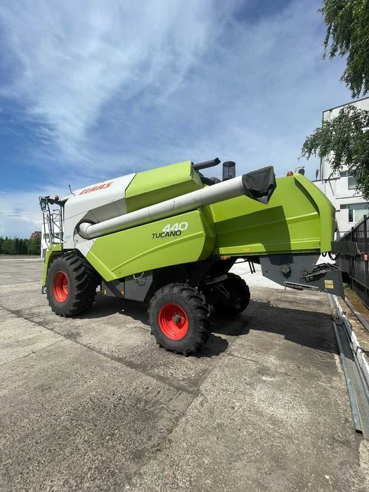 Зернозбиральний комбайн Class Tucano 440