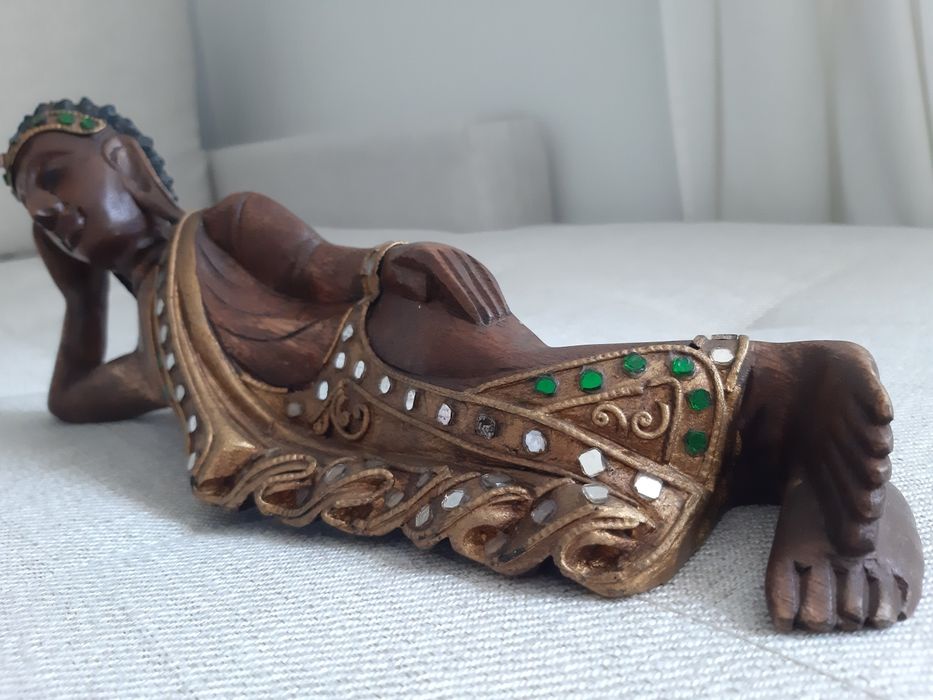 Buda deitado em madeira