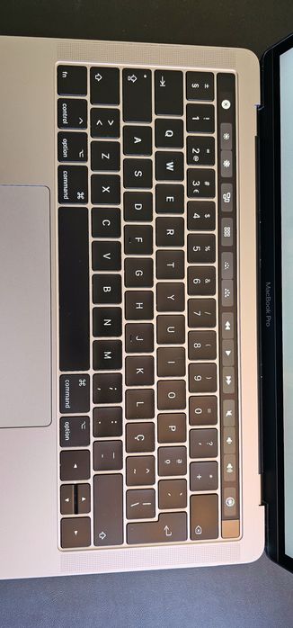 Combo Macbook Pro 13" Touch Bar 16GB 2017 + Brydge Vertical Dock