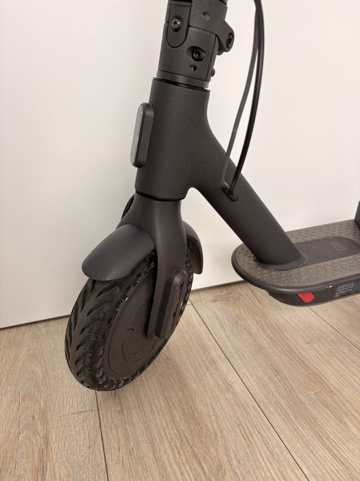 Hulajnoga elektryczna Xiaomi Mi Electric Scooter Essential 1
