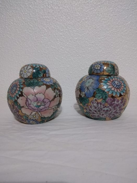 Pequenos potes chineses antigos