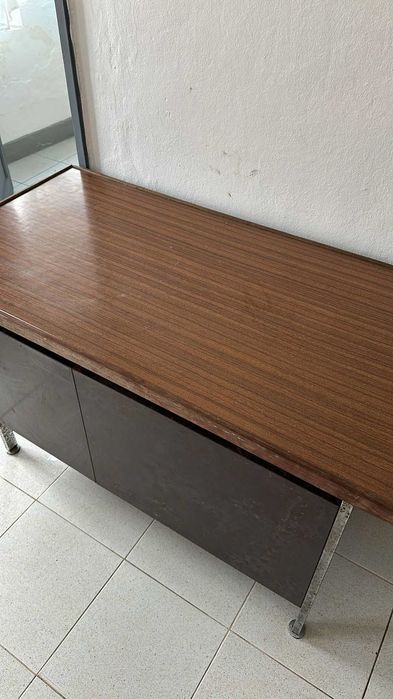 Secretária com gavetas