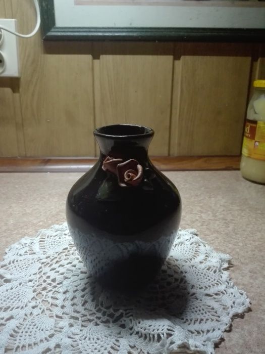 Wazon z różami z PRL