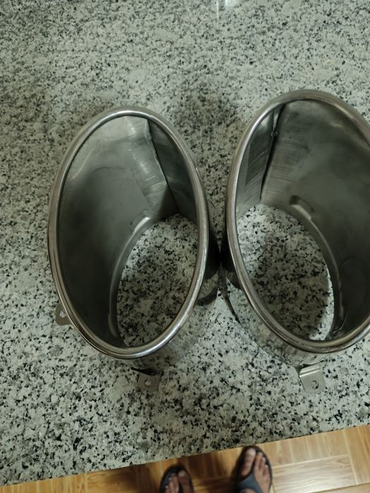 Duas ponteiras para carro