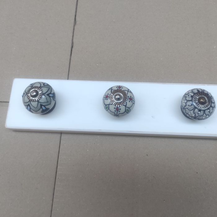 Ścienny ozdobny wieszak z gałkami