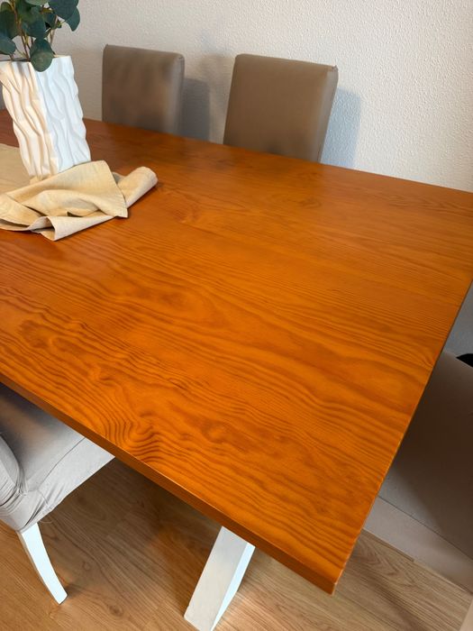 Mesa de madeira e 6 cadeiras