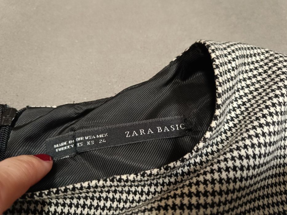 Sukienka w pepitkę Zara Basic