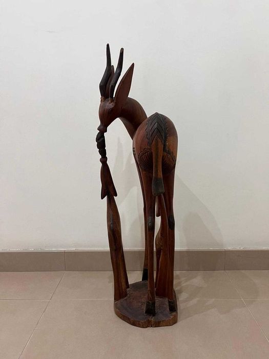 Escultura Artesanal de Veado em Madeira