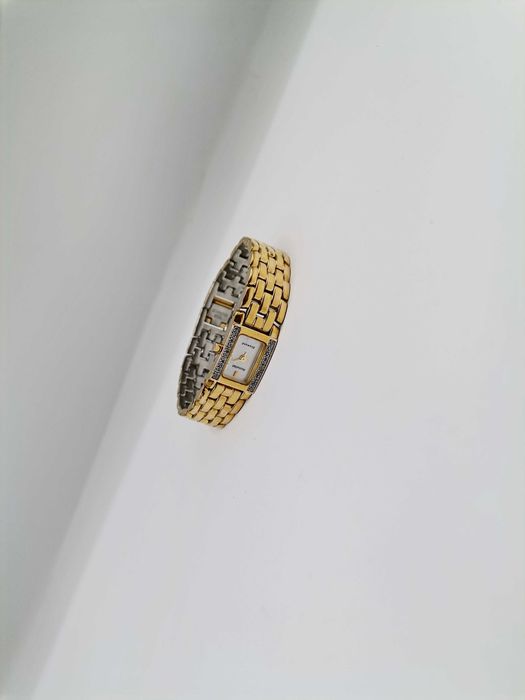 Zegarek damski z drobnymi brylantami na kopercie.