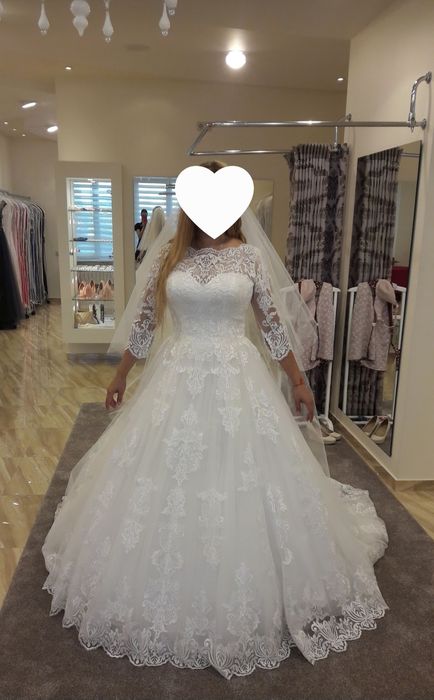 Весільна сукня із шлейфом біла