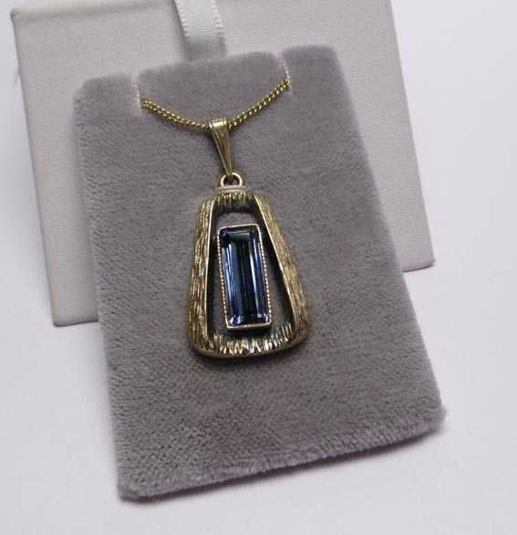 Przedwojenna nowa zawieszka błękitny kamień + łańcuszek.